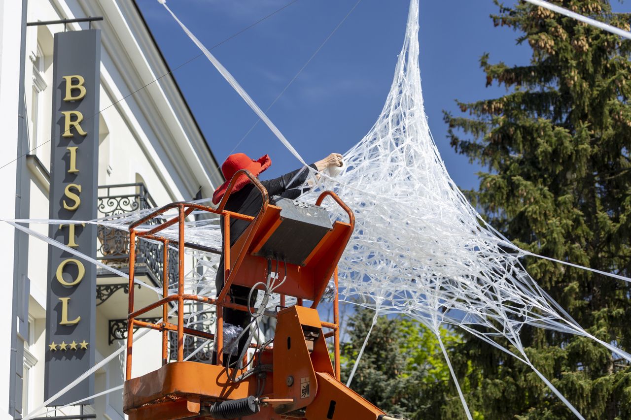 Turyści i mieszkańcy mogli podziwiać, jak powstaje instalacja