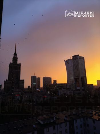 Warszawa: Granatowe chmury, tęcza i złoto czerwieni nad miastem. Niespotykany zachód słońca