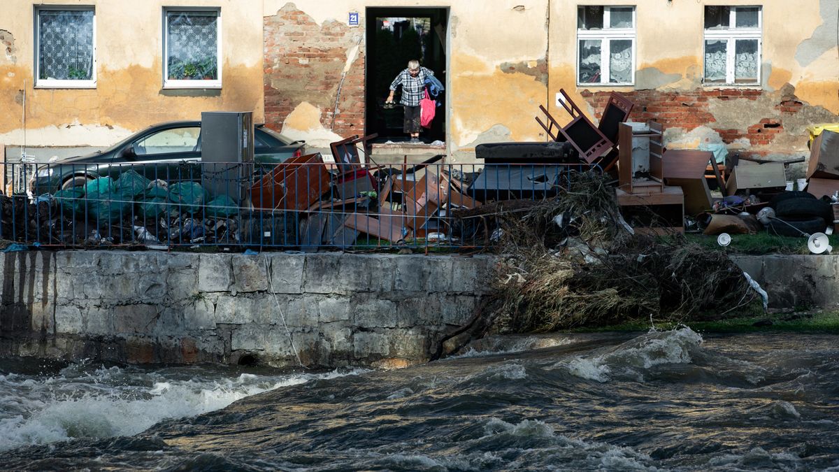 Lądek-Zdrój (woj. dolnośląskie), 17.09.2024. Sprzątanie po powodzi w miejscowości Lądek-Zdrój, 17 bm. Niż genueński, który dotarł nad Polskę w czwartek 12 września, odpowiadał za załamanie pogody i ulewne deszcze w południowej części kraju. (ad) PAP/Krzysztof Cesarz