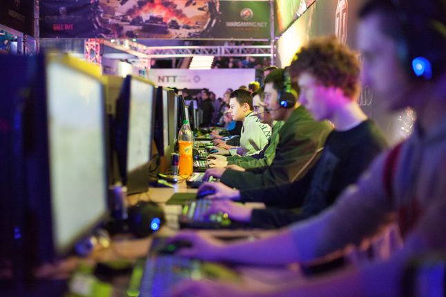 Zdjęcie e-sport pochodzi z serwisu Shutterstock