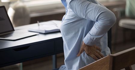 Bolą cię plecy? Wykonuj  proste ćwiczenie, a problem zniknie