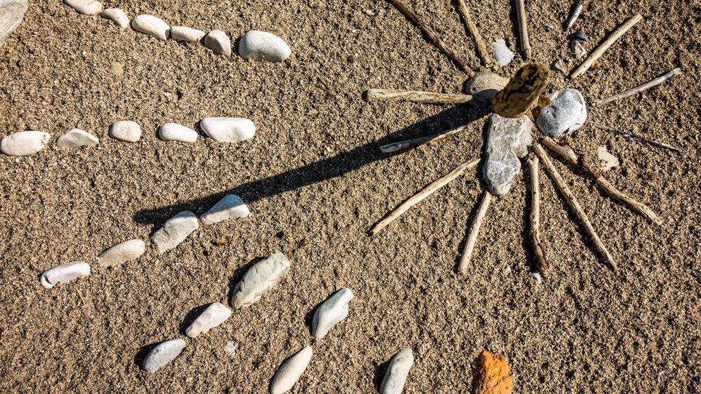 Zegar słoneczny to bardzo proste urządzenie, z którego możemy jednak skorzystać jedynie w słoneczny dzień