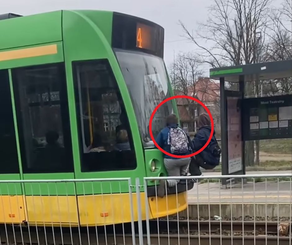 "Igranie ze śmiercią". MPK Poznań donosi o niebezpiecznym trendzie