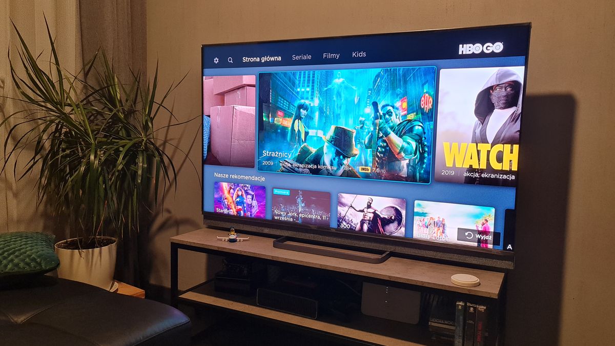 TCL C825 to nie telewizor. To prawdziwe domowe centrum rozrywki z mocnym basem 1