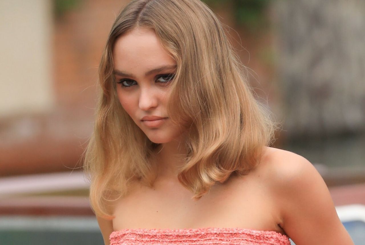 Tak Lily-Rose Depp wyszła na zakupy. Jej stylizacja to nietypowe połączenie