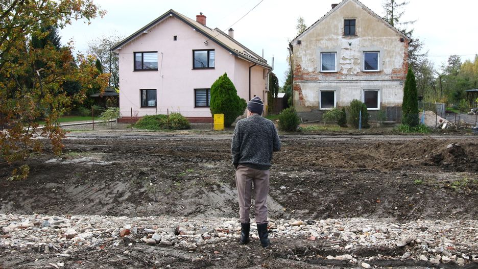 Prace nad usunięciem zniszczeń po powodzi w Bodzanowie