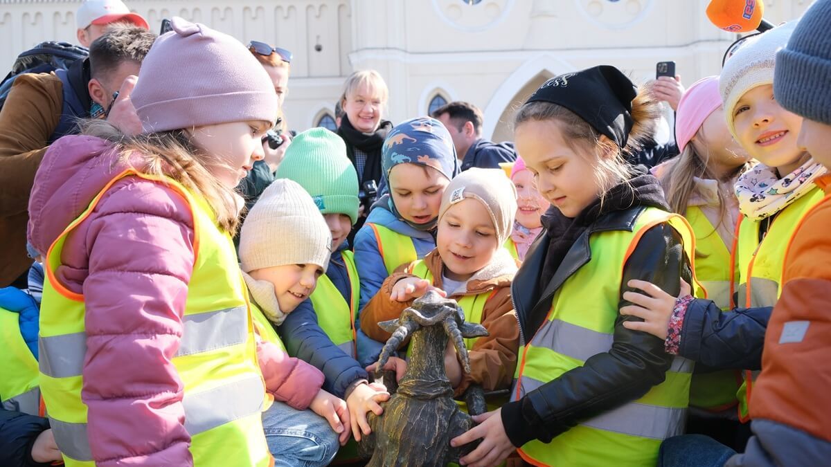 Przedszkolaki dotykające koziołka Jędrka przy Zamku Lubelskim