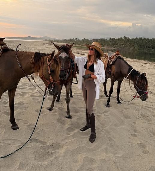 Julia Wieniawa w bikini na koniu