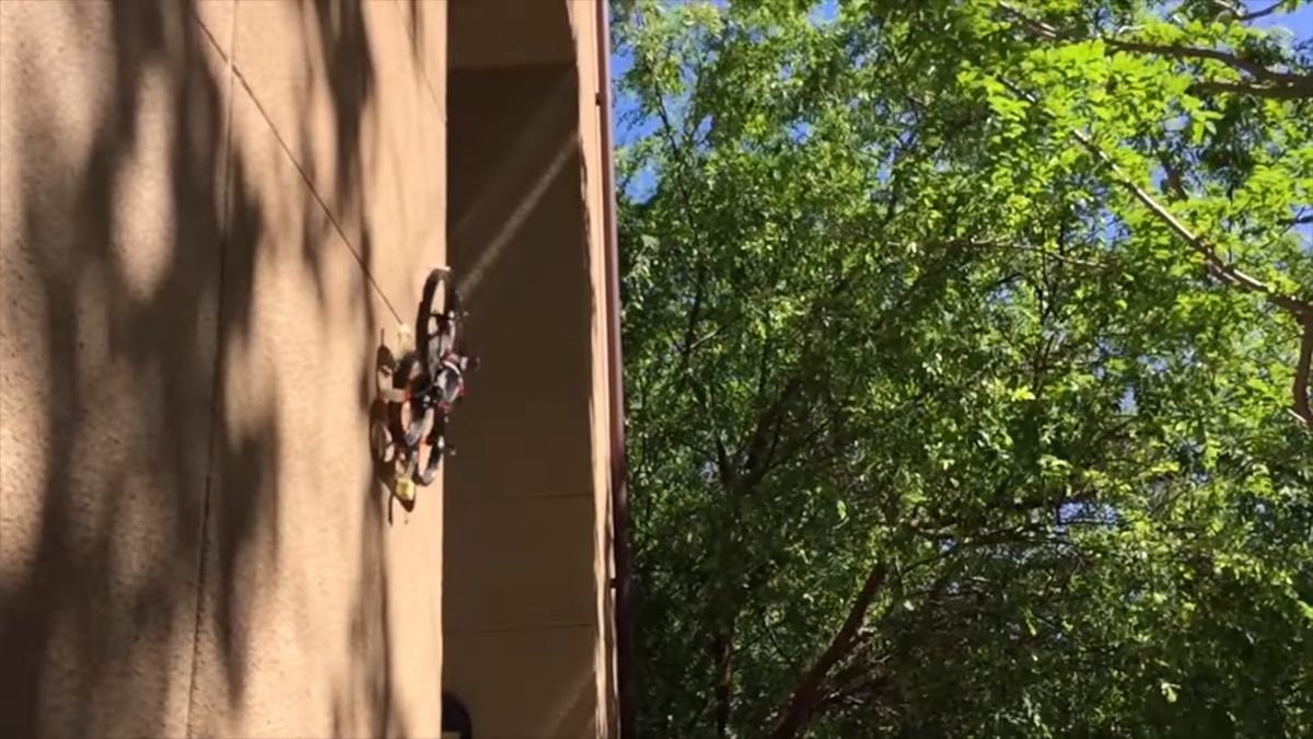 Dron, który przyczepia się do ścian niczym pająk 1