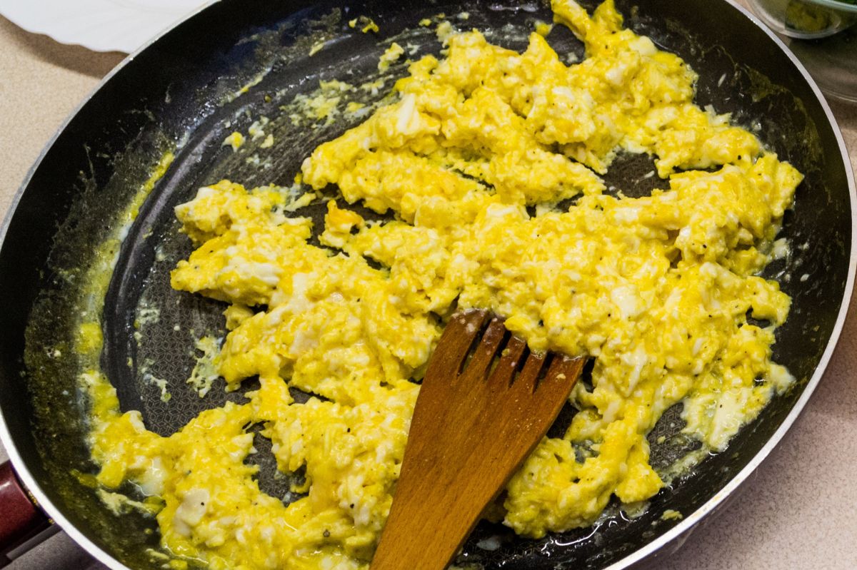Rührei Deluxe: So gelingt das cremige Frühstück mit Sahne