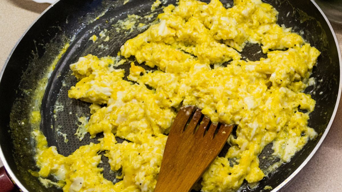 Poznaj patent na puszystą jajecznicę