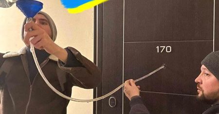 Wybijają wizjer i wsuwają rurkę. Tak pomagają uwięzionym zwierzętom