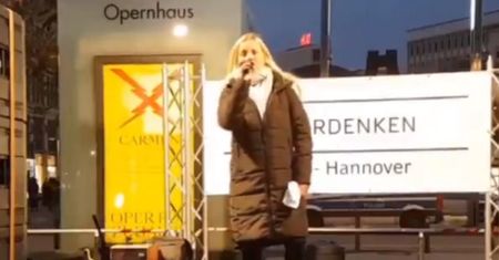Protestująca kobieta przesadziła. Zobacz, co zrobił ochroniarz (WIDEO)