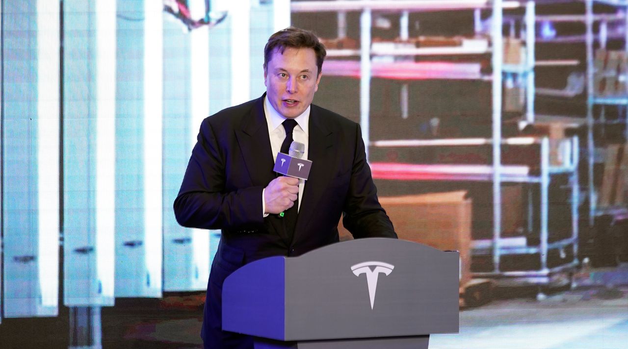 Wizerunek Elona Muska w kampanii oszustów. Kobieta straciła bitcoiny o wartości 47 tys. zł