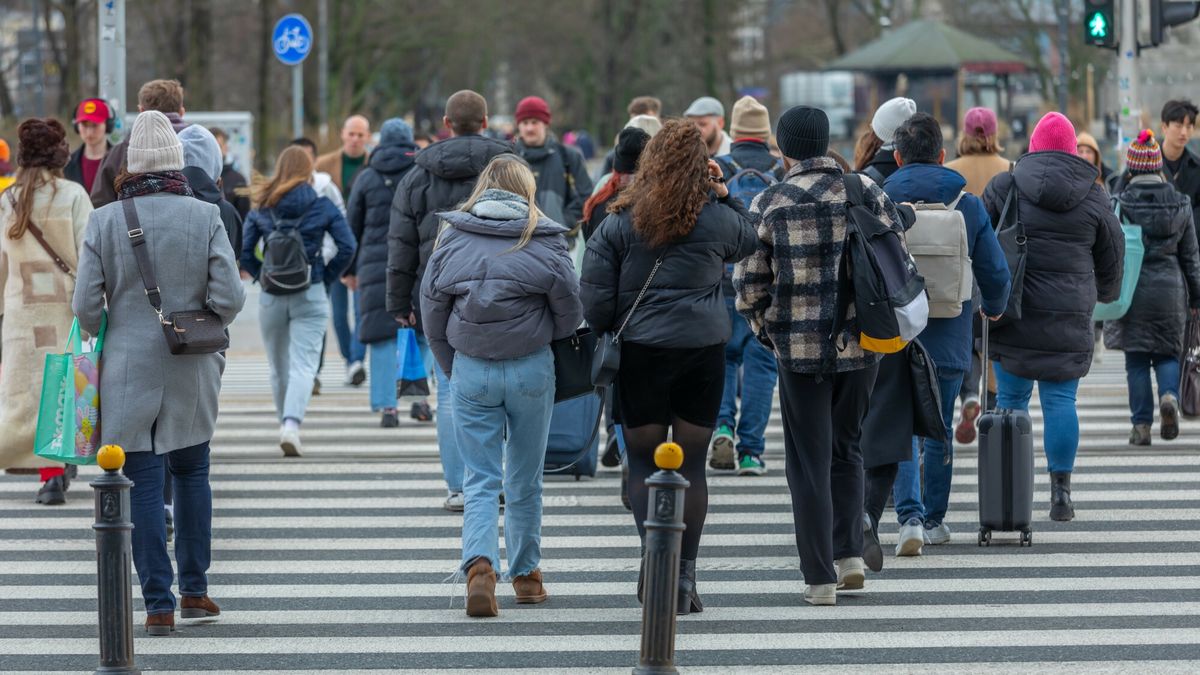 Stock Arkadiusz Zi�?ek
Fot. Arkadiusz Ziolek/East News. Warszawa. n/z Ludzie idacy na zielonym swietle przez przejscie dla pieszych przez ulice Marszalkowska.
ARKADIUSZ ZIOLEK