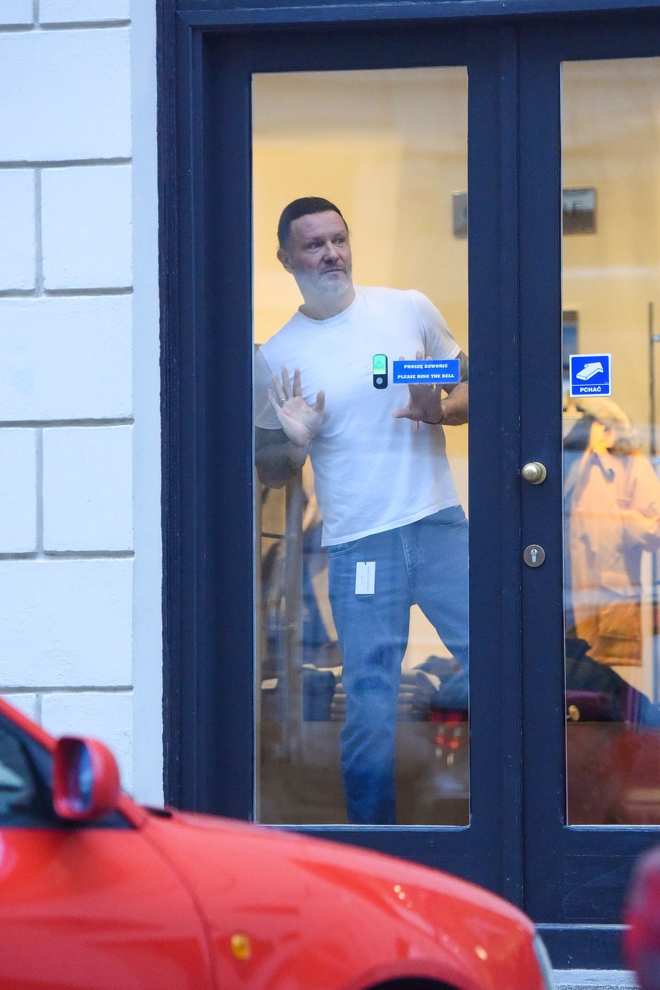 Radosław Majdan parkuje w miejscu niedozwolonym i rusza na zakupowe szaleństwo