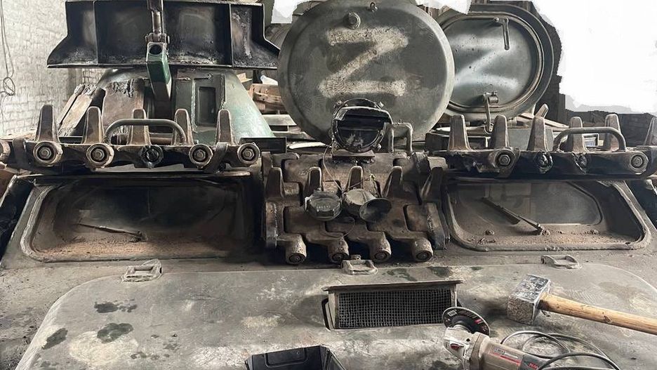 Rosyjski transporter MT-LB wzmocniony gąsienicami z czołgu T-72.