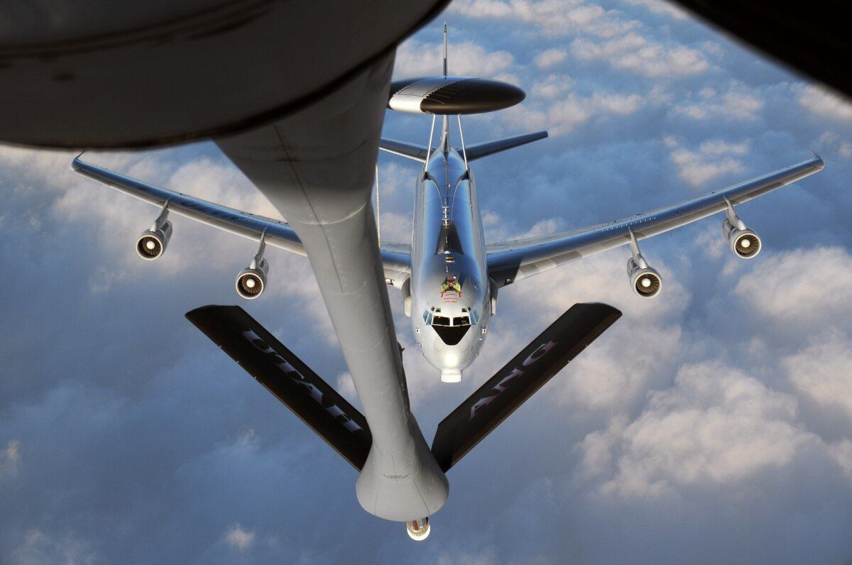 E-3 Sentry approaching for in-flight refuelling, illustrative photo