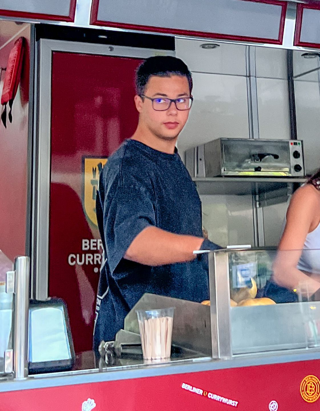 Allan Krupa sprzedaje kiełbaski w food trucku