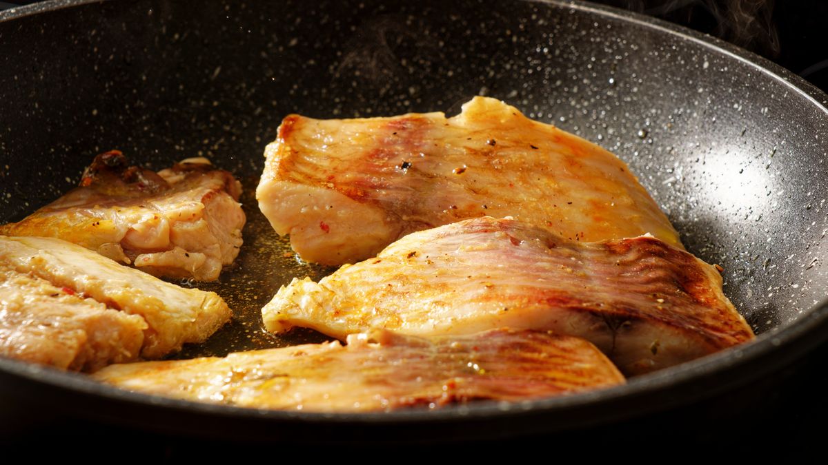 Ryba smażona zgodnie z zasadami nie przywiera do patelni