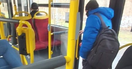 "Wsiadł Marcin Najman". Zdjęcie z autobusu podbija internet