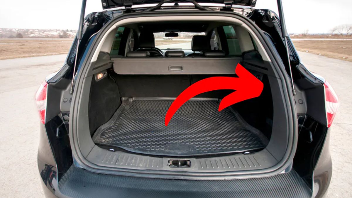 Gdzie dokładnie znajduje się czerwona linka w bagażniku?