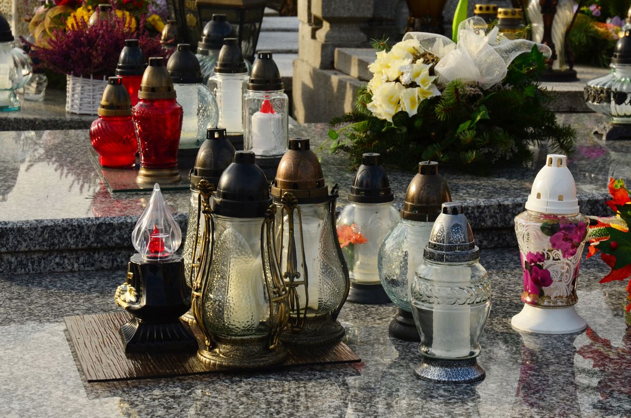 Gdzie wyrzucać znicze solarne i LED? Za błąd zapłacisz nawet 5000 zł