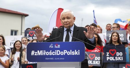 Prekampania PiS na bogato. "Kupują nasze głosy, za nasze pieniądze"