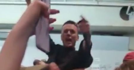 Ksiądz urządził imprezę. Szalał z młodymi pod mostem. Jest wideo