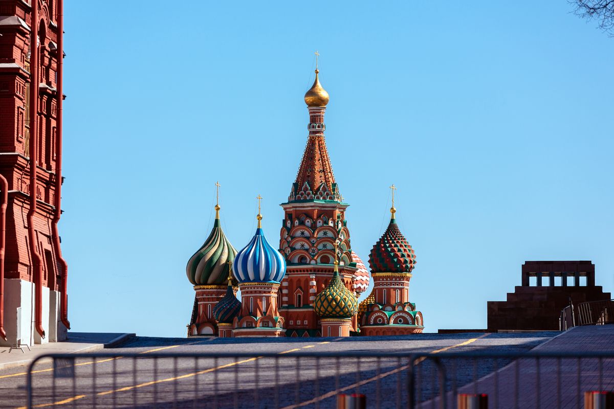 Centrum Moskwy. Z jednego z placów poznikały europejskie flagi