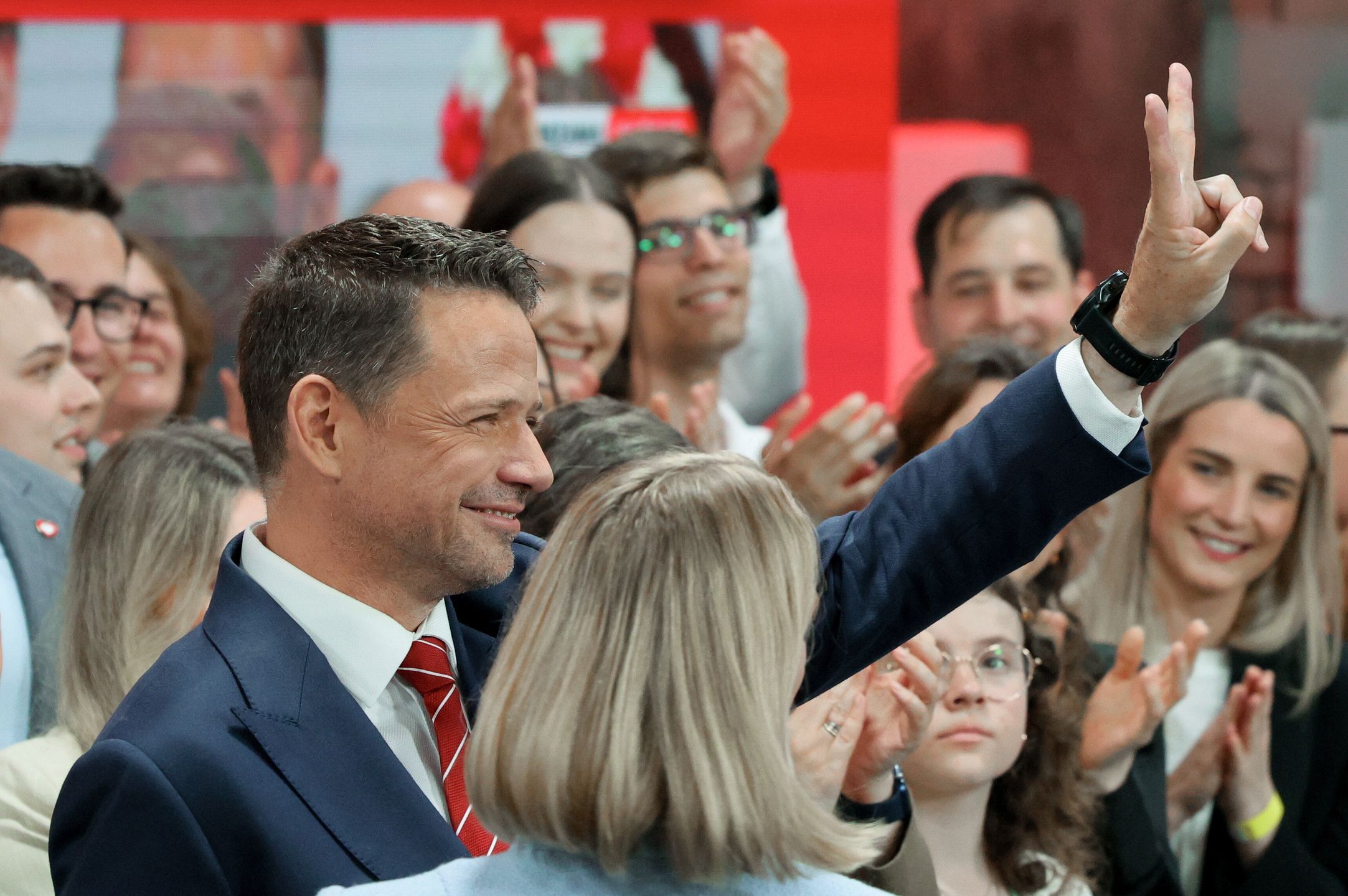 Warszawa, 01.06.2025. Wybory prezydenta RP - II tura. Kandydat KO w wyborach prezydenckich, prezydent Warszawy Rafał Trzaskowski (L) w swoim sztabie wyborczym w Warszawie, 1 bm. Zakończyło się głosowanie w II turze wyborów prezydenta RP. (aldg) PAP/Paweł Supernak