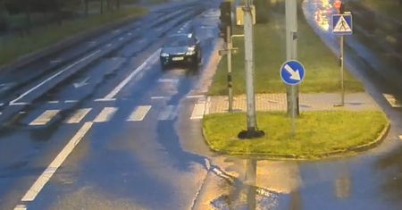 Jeździł do przodu i do tyłu. Dziwne zachowanie na skrzyżowaniu