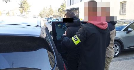 Schronił się na balkonie przed policjantami. Nie dali się wyprowadzić w pole i aresztowali delikwenta