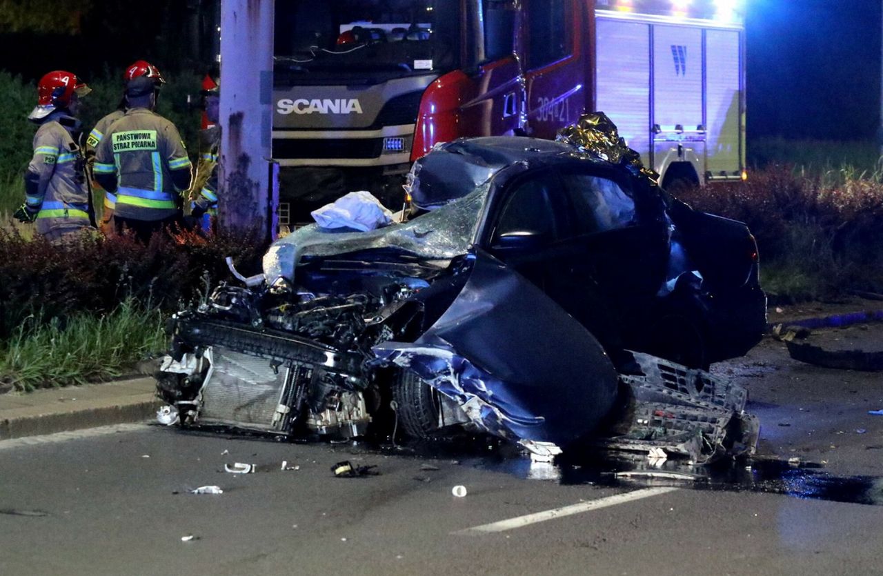 Koszmarny wypadek we Wrocławiu. Samochód wbił się w latarnię