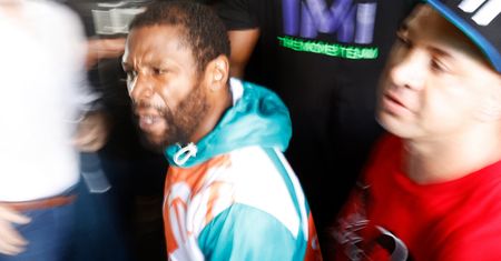 Mayweather wstrząśnięty tym, co go spotkało. Potrzebuje pomocy. Oferuje wielką nagrodę