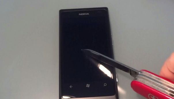 Nokia Lumia 800 - jak wytrzymałe jest szkło Gorilla Glass fot. Youtube