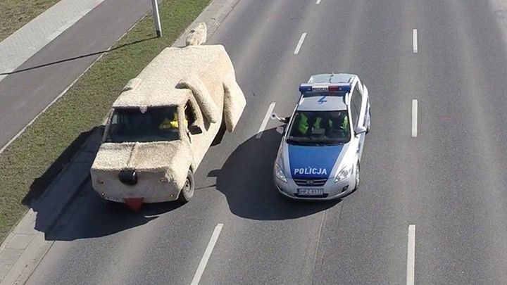 Nowe wideo Wardęgi. Psiakobus wyrusza na pomoc zwierzakom