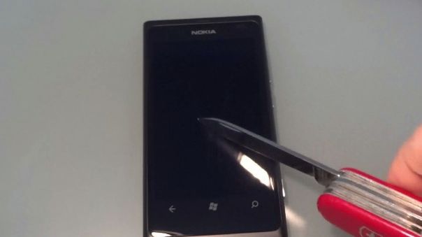 Torturowany ekran Nokii Lumii 800 - jak wytrzymały jest Gorilla Glass [wideo] 1