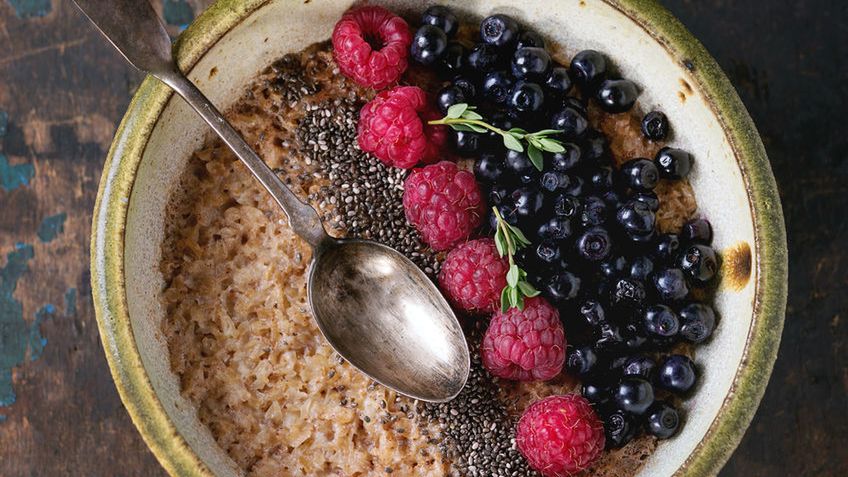 Owsianka z nasionami chia to bogactwo błonnika