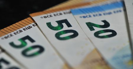 Kursy walut 23.03.2022. Środowy kurs funta, euro, dolara i franka szwajcarskiego
