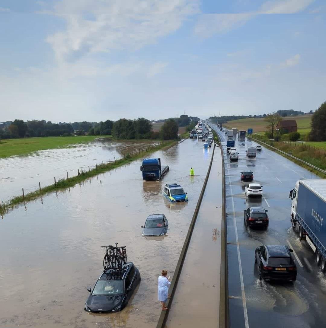 Niemcy pod wodą. Zalana autostrada. Piorun zabił kierowcę