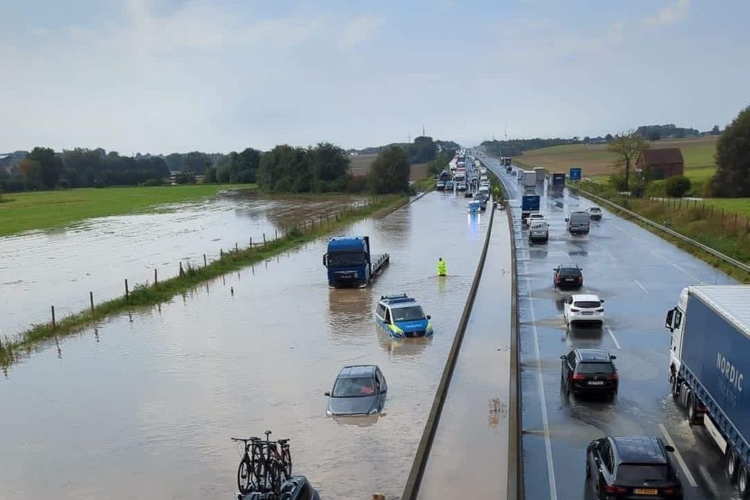 Autostrada A2 w Beckum niedaleko Hamm po potężnej ulewie / @currybeatz0