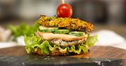 Przepis dnia na burgera z warzywnymi plackami. Możesz go jeść bez wyrzutów sumienia