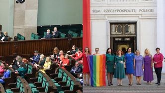 Posłowie Lewicy wspierają społeczność LGBT podczas zaprzysiężenia Andrzeja Dudy. "Polska jest dla wszystkich"  (ZDJĘCIA)