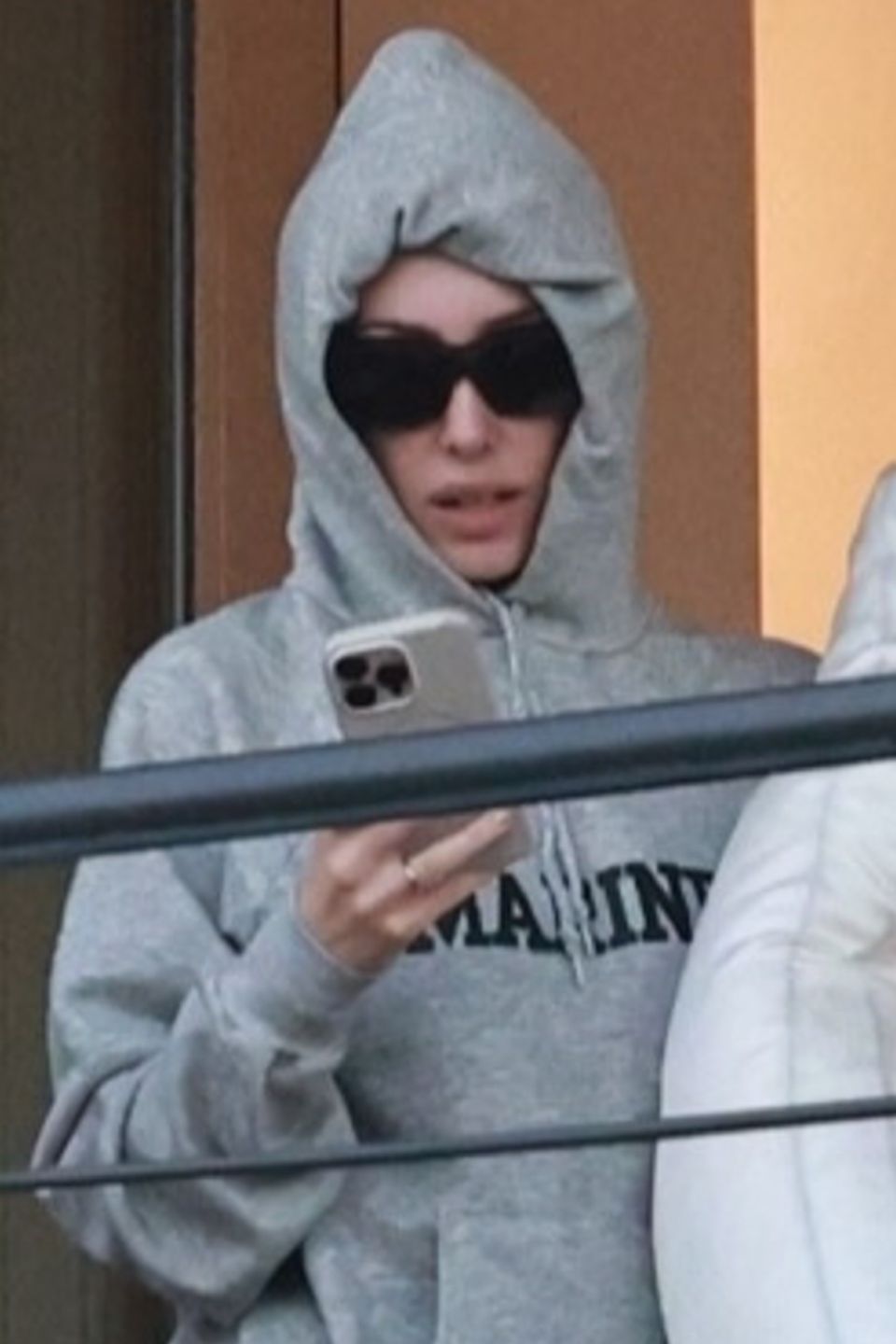 Bianca Censori zasłania się poduszką przed fotoreporterami