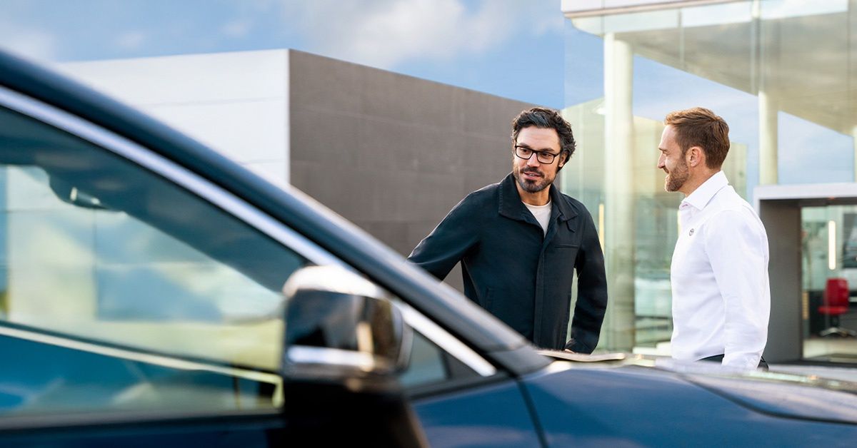 Jak kupić używany samochód i nie dać się oszukać? Sprawdź 5 rzeczy, które robią profesjonaliści