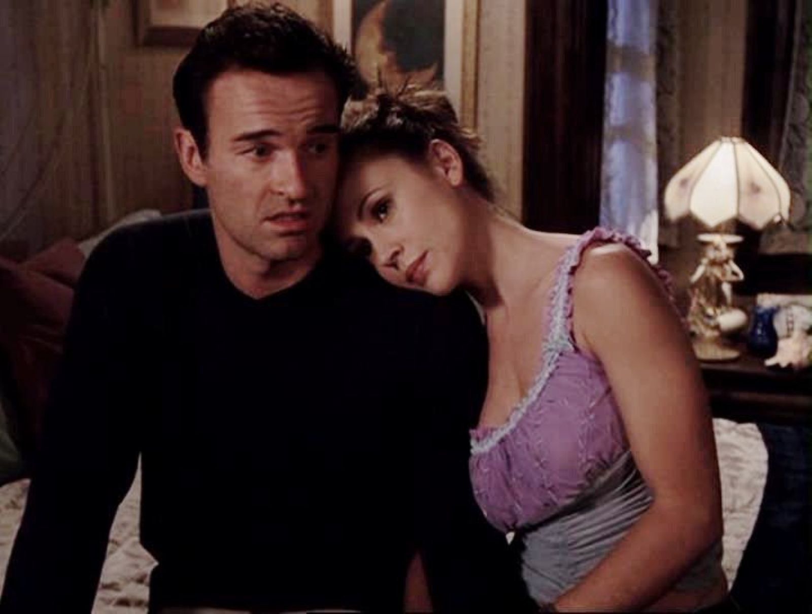 Julian McMahon i Alyssa Milano na planie serialu "Czarodziejki"
