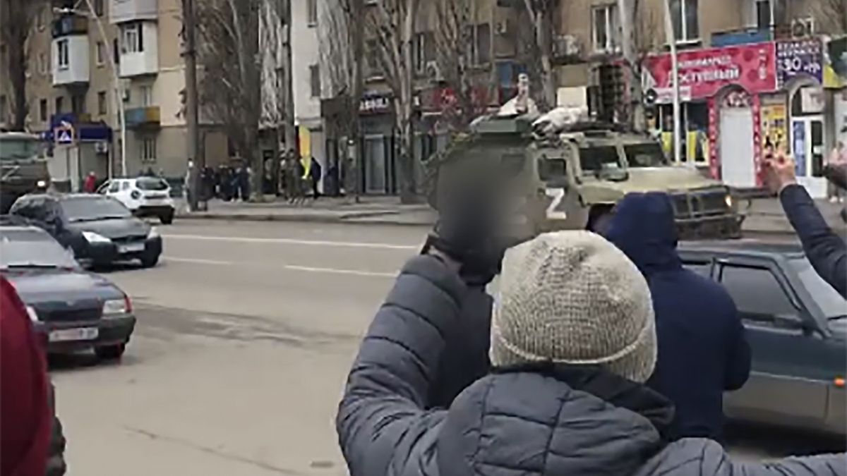 Ukraińcy przywitali okupantów środkowymi palcami i gniewnymi okrzykami