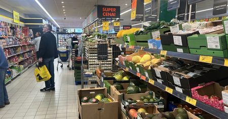 Dlaczego w Biedronkach palety stoją w alejkach? Były kierownik wyjaśnia