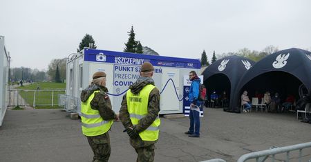 Śląskie. Ponad 3100 osób zaszczepionych. Władze podsumowały akcję "Zaszczep się w majówkę”